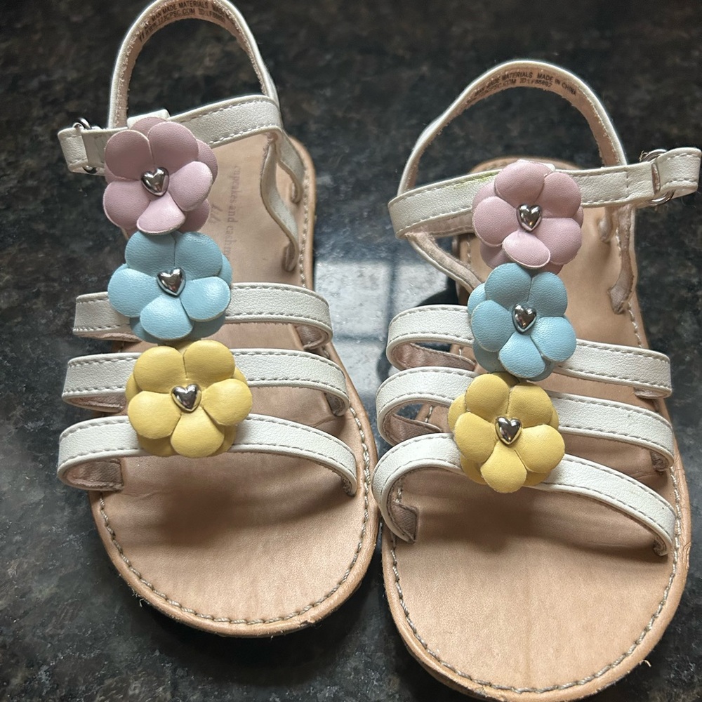 Floral sandals with Velcro strap